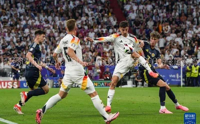 欧陆娱乐App下载链接遥望科技足球运动员互相尊重：展现体育精神的震撼瞬间